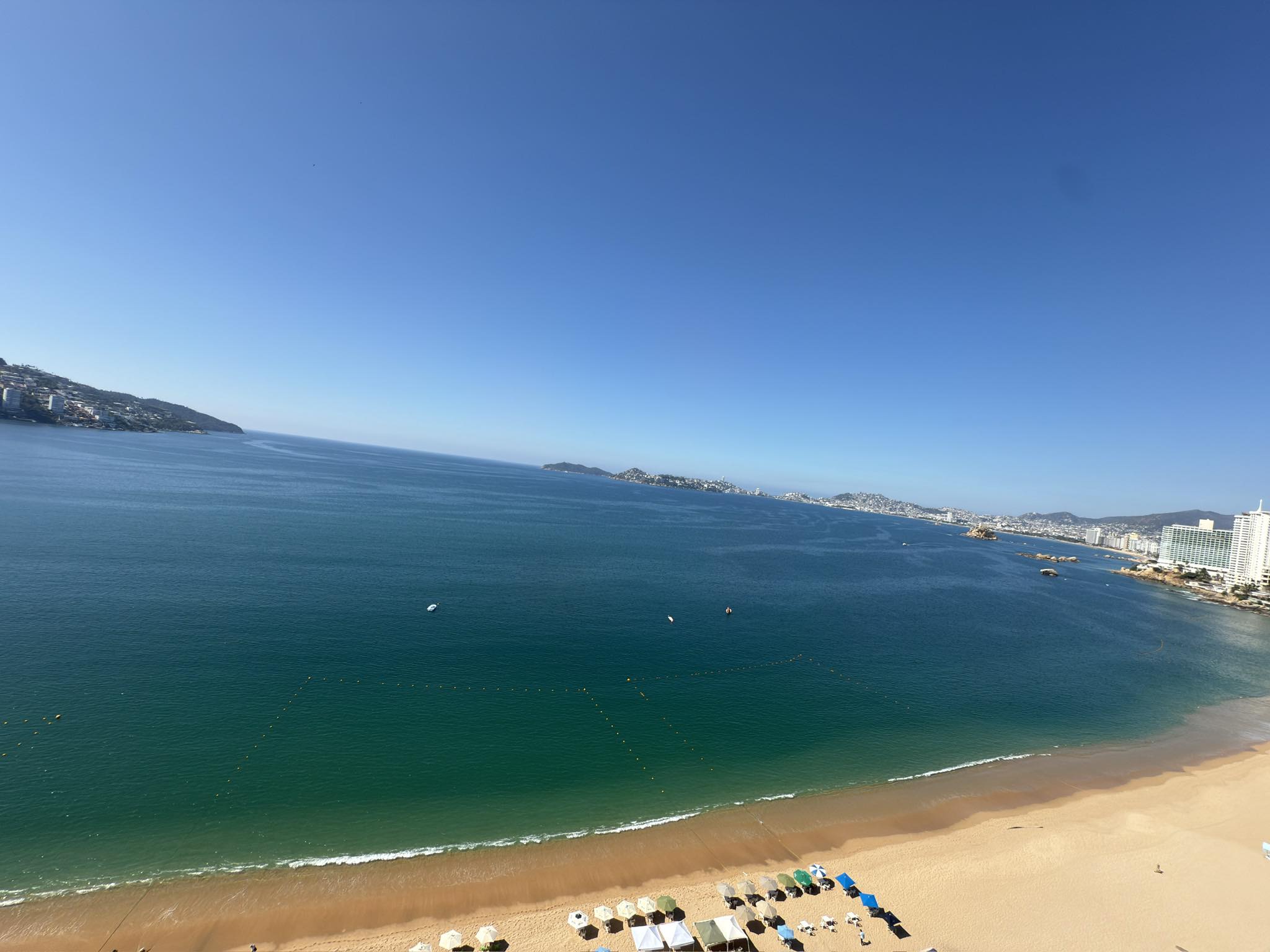 Julio Valeriano con vista a la bahía